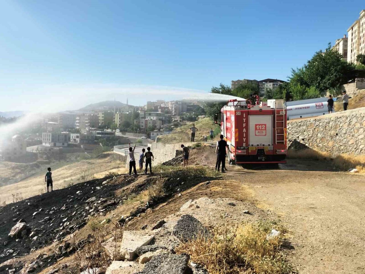 Şırnak'ta Yeni Mahalle'de meydana gelen anız yangını, itfaiye ekipleri tarafından