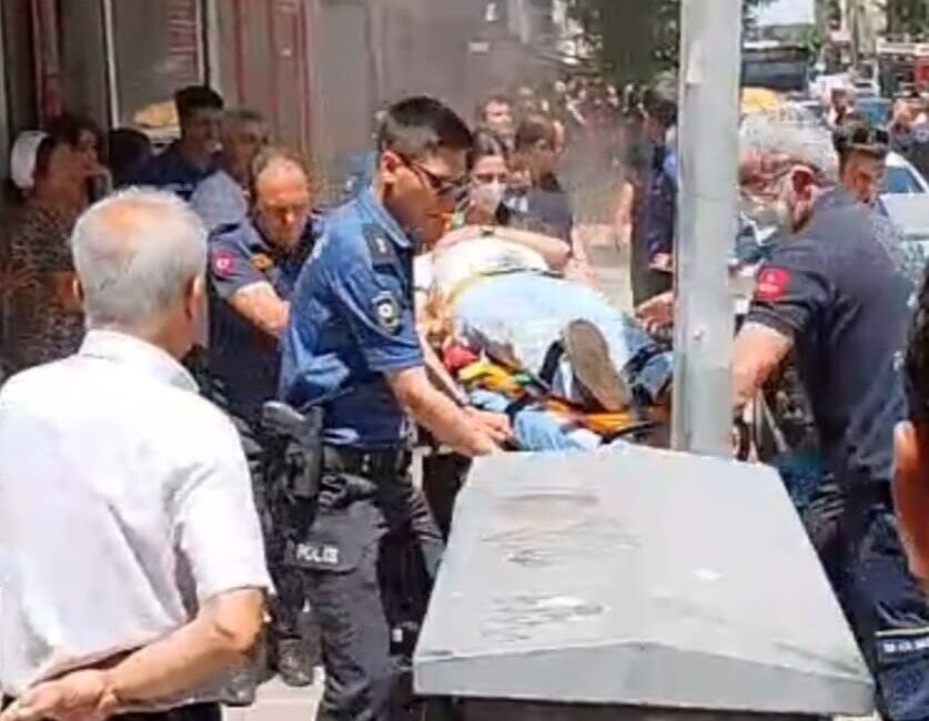 Manisa'nın Şehzadeler ilçesinde Giritligil Apartmanı'nın asansör dairesinde çıkan yangında, asansörde
