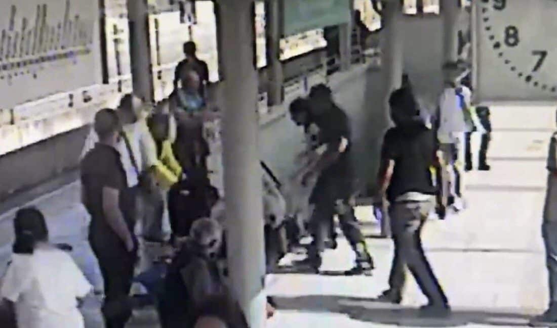 İzmir'in Menderes ilçesindeki İZBAN'da sigara içen M.D. ile güvenlik görevlisi