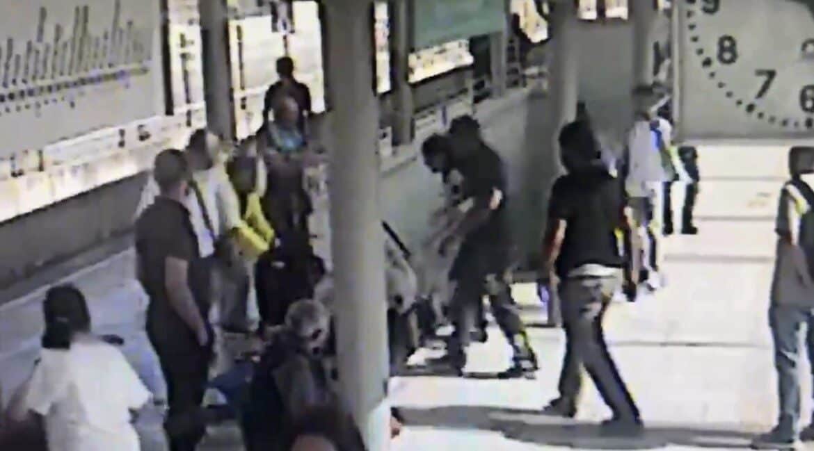 İzmir'in Menderes ilçesindeki İZBAN'da sigara içen M.D. ile güvenlik görevlisi