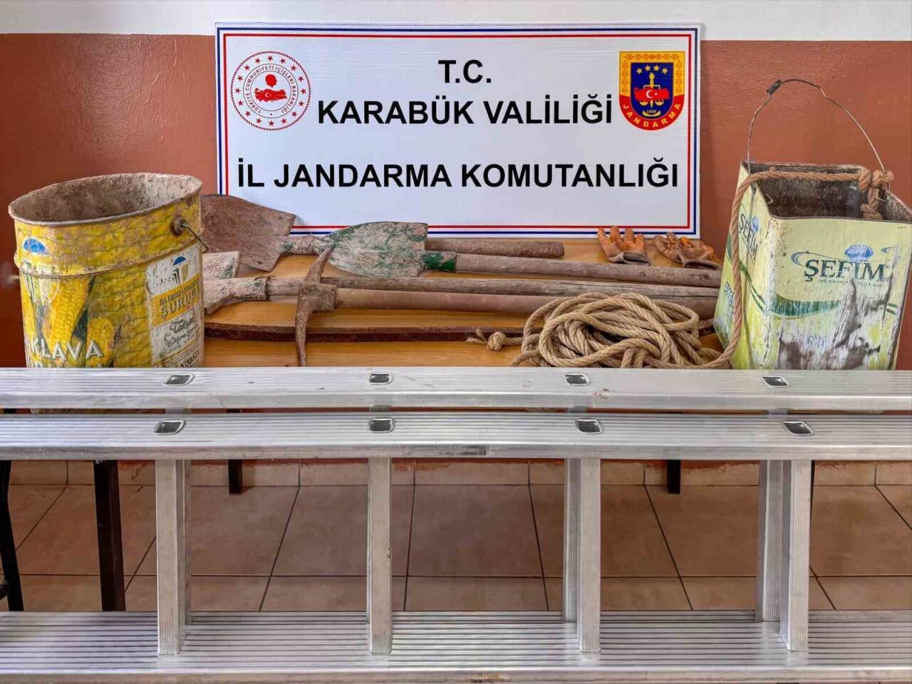 Karabük'ün Ovacık ilçesinde izinsiz kazı yapan İsmail Yılmaz ve Mehmet