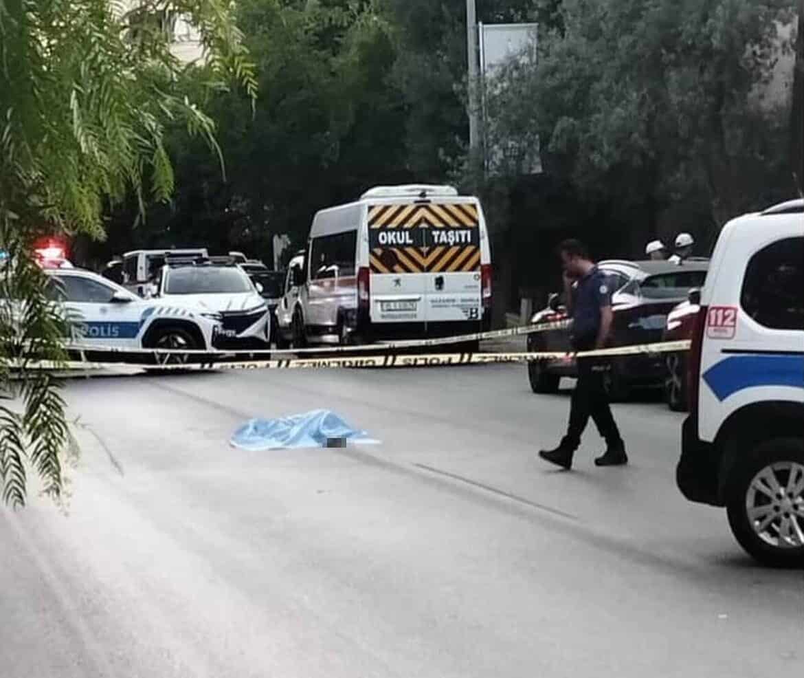 İzmir'in Buca ilçesinde Zeliha Özbaş (50), psikolojik sorunları sonucu trafiğe