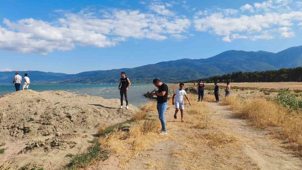Bursa'nın Orhangazi ilçesinde, serinlemek amacıyla İznik Gölü'ne giren 9 yaşındaki