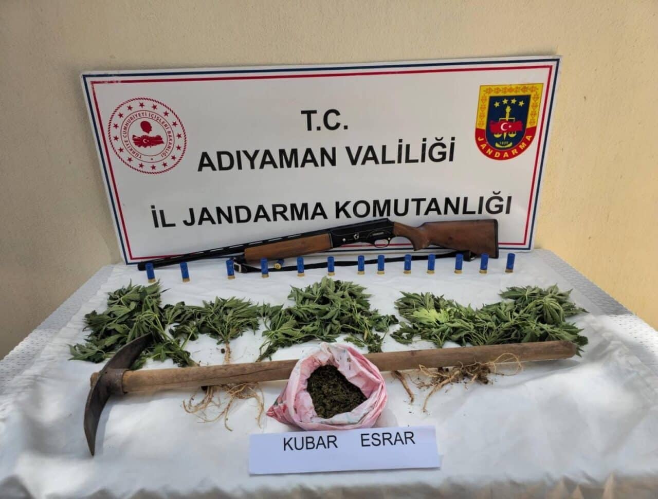 Adıyaman'da Jandarma, O.D. adlı kişinin evinde yaptığı aramada 400 gram