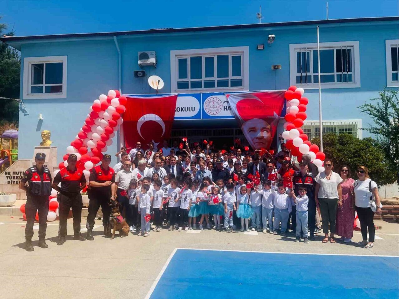 Aydın'ın Nazilli ilçesinde, Hasköy İlk ve Ortaokulu'nda düzenlenen karne törenine