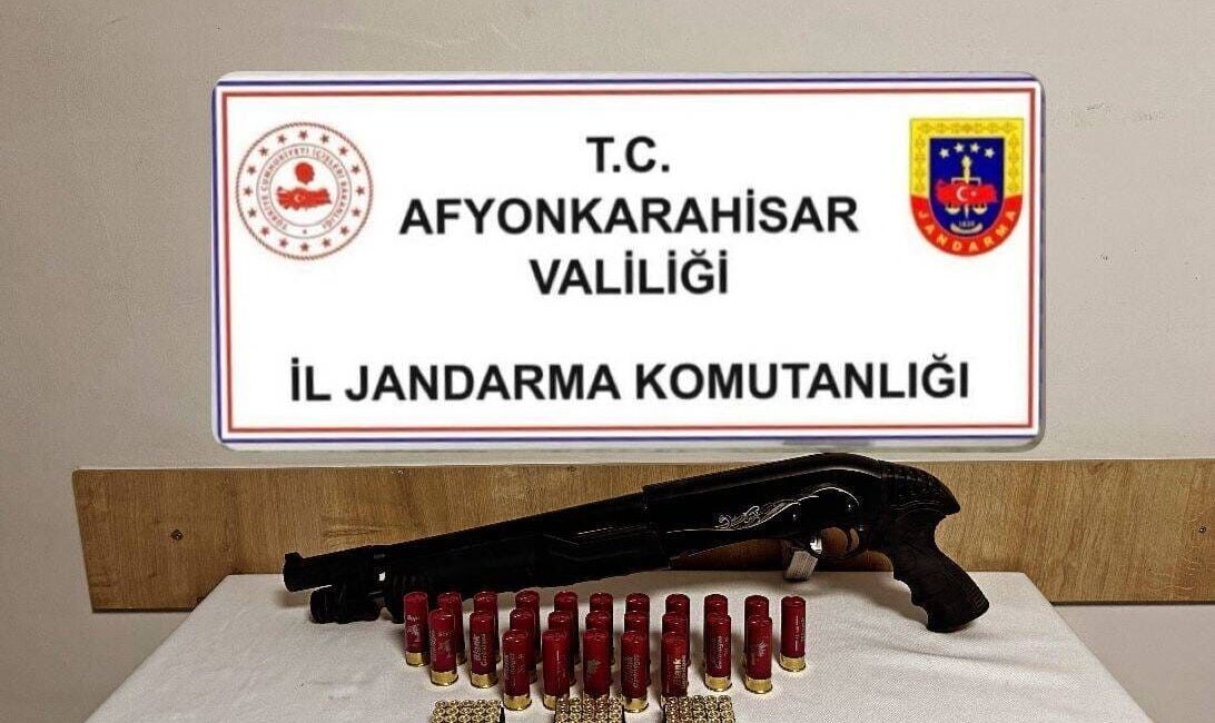 Afyonkarahisar'ın Salar beldesinde, devriye gezen jandarma ekipleri, şüpheli bir aracı