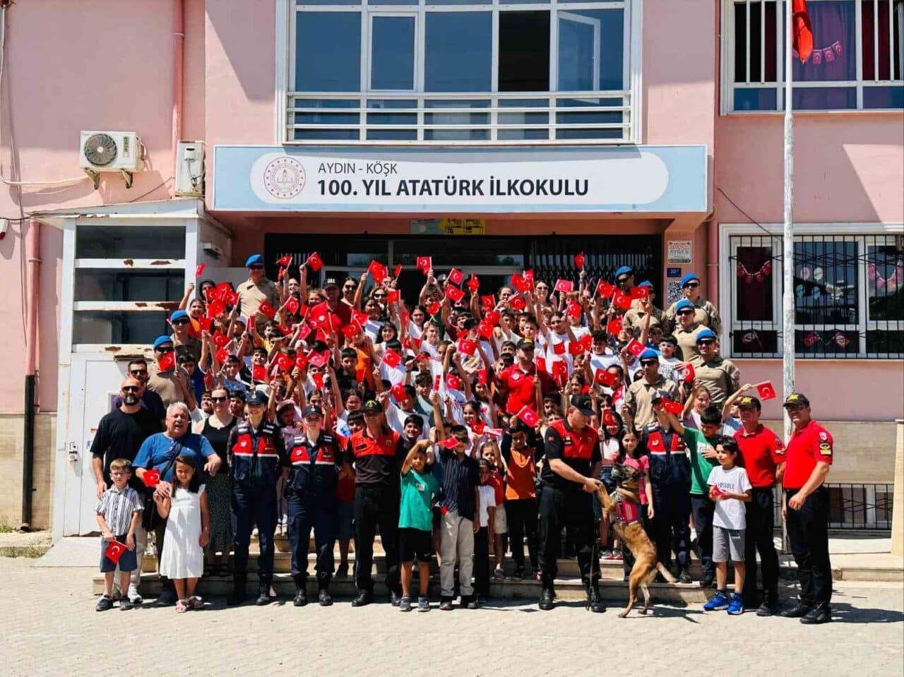 Aydın'ın Köşk ilçesinde jandarma ekipleri, "Tatili Hak Ettin, Jandarma Sürprizle