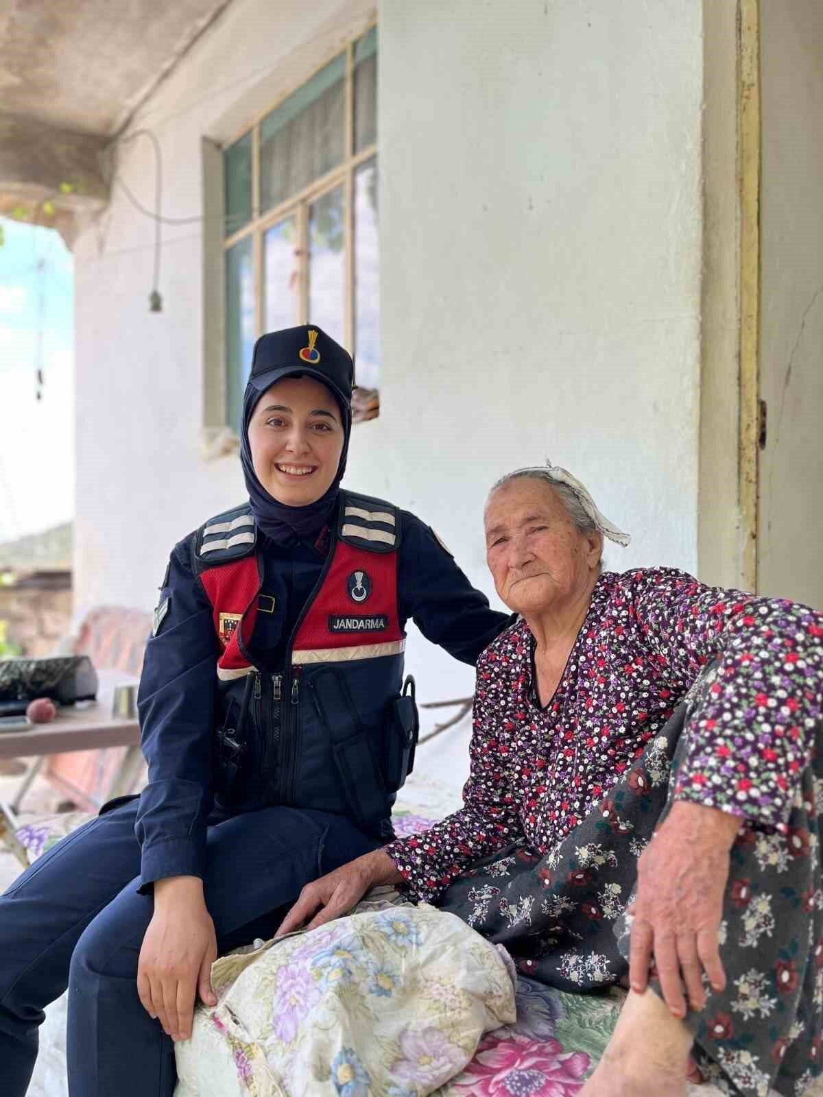Aydın'ın Sultanhisar ilçesinde, Jandarma ekipleri 80 yaş üstü yaşlıları ziyaret