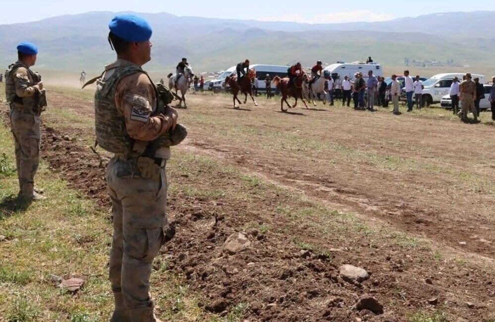 Erzurum'un Çat ilçesindeki "Çat Geleneksel At Yarışları Şenliği"nde jandarma ekipleri