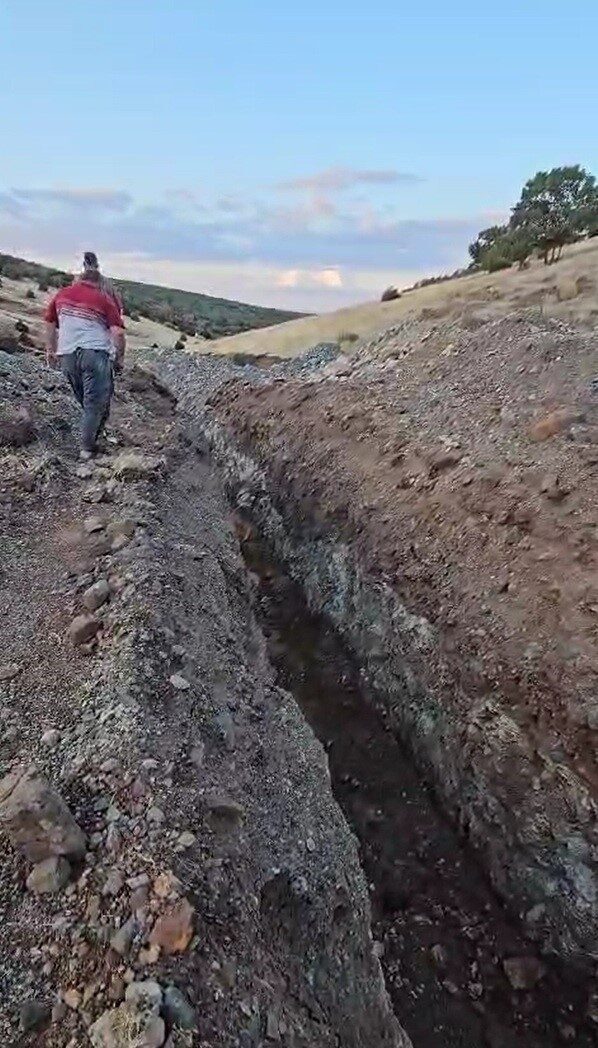 Eskişehir Mihalıççık'ta, Yayla Mahallesi sakinleri izinsiz kazı yaparak su kaynağını