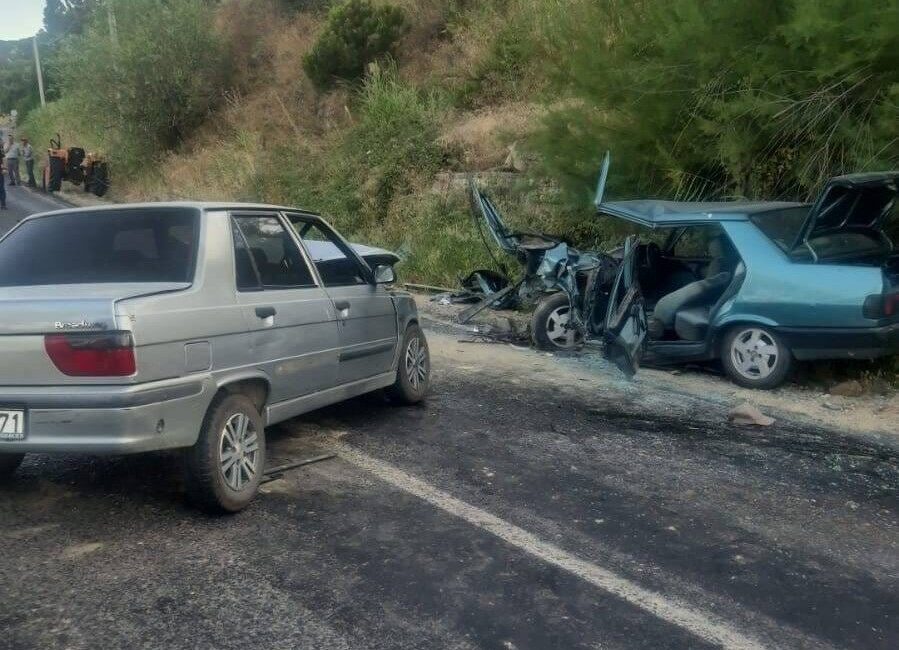 Aydın'ın Bozdoğan ilçesinde, iki otomobilin kafa kafaya çarpıştığı trafik kazasında