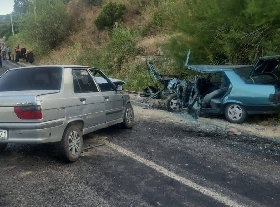 Aydın'ın Bozdoğan ilçesinde, iki otomobilin kafa kafaya çarpıştığı trafik kazasında