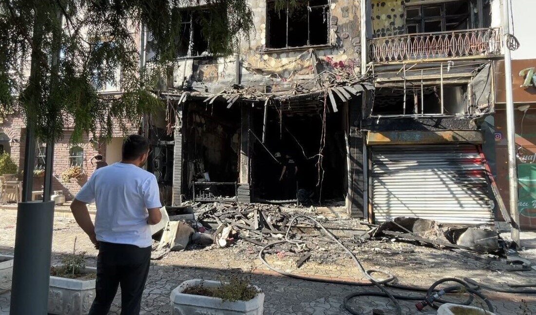 Konya'nın İhsaniye Mahallesi'nde A.A.'ya ait bir nargile kafede çıkan yangın,