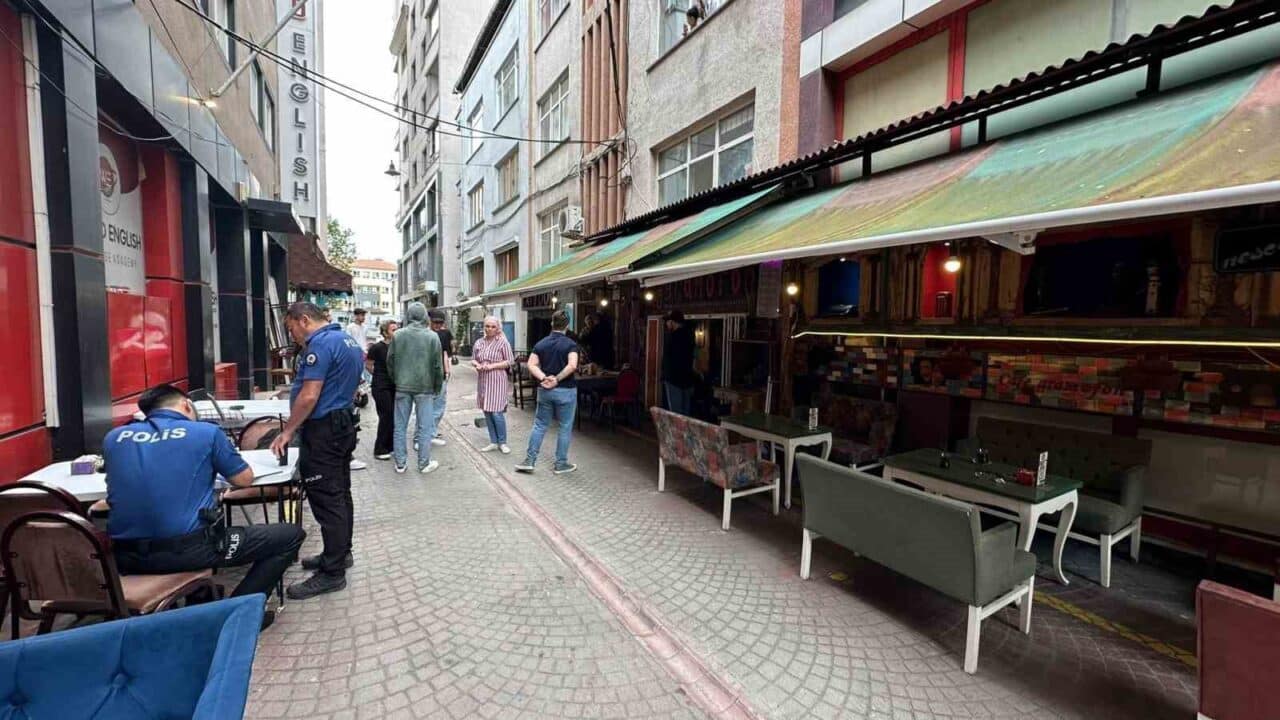 Samsun'un İlkadım ilçesindeki bir kafede fritöz kaynaklı yangın çıktı. Kafe