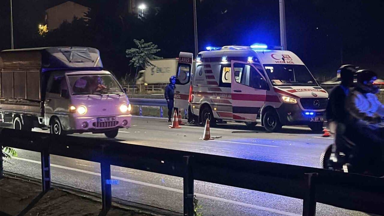 Kağıthane'de TEM bağlantı yolunda bir erkek yayaya otomobil çarparak olay