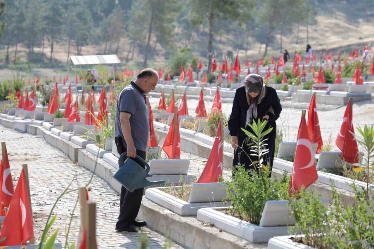 Kahramanmaraş'ta Kurban Bayramı'nda depremde hayatını kaybedenlerin mezarlarını ziyaret edenler duygusal