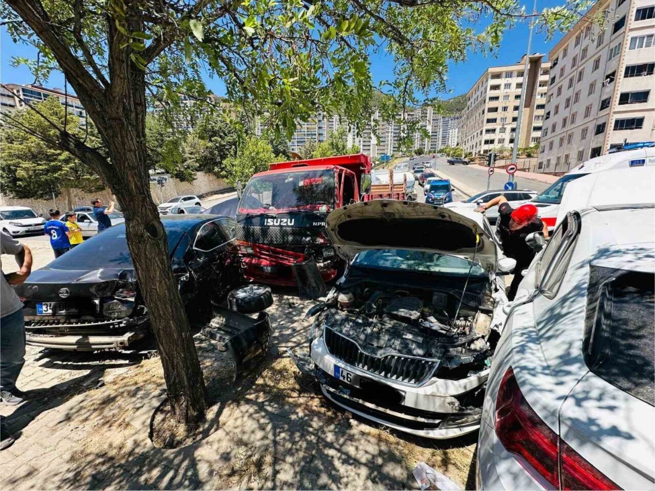 Kahramanmaraş'ın Dulkadiroğlu ilçesinde freni patlayan bir kamyonetin karıştığı kazada 3