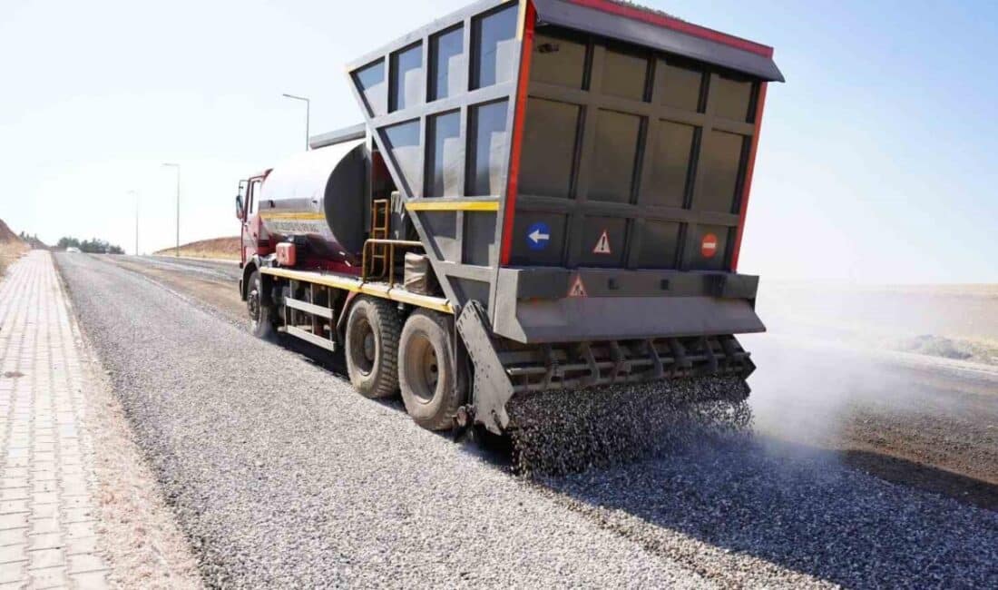 Adıyaman'ın Kahta ilçesinde, Fen İşleri Müdürlüğü ekipleri asfalt sezonunda yol