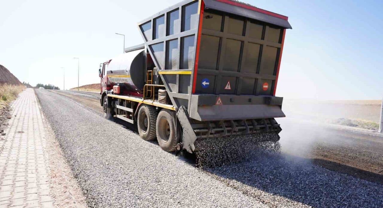 Adıyaman'ın Kahta ilçesinde, Fen İşleri Müdürlüğü ekipleri asfalt sezonunda yol