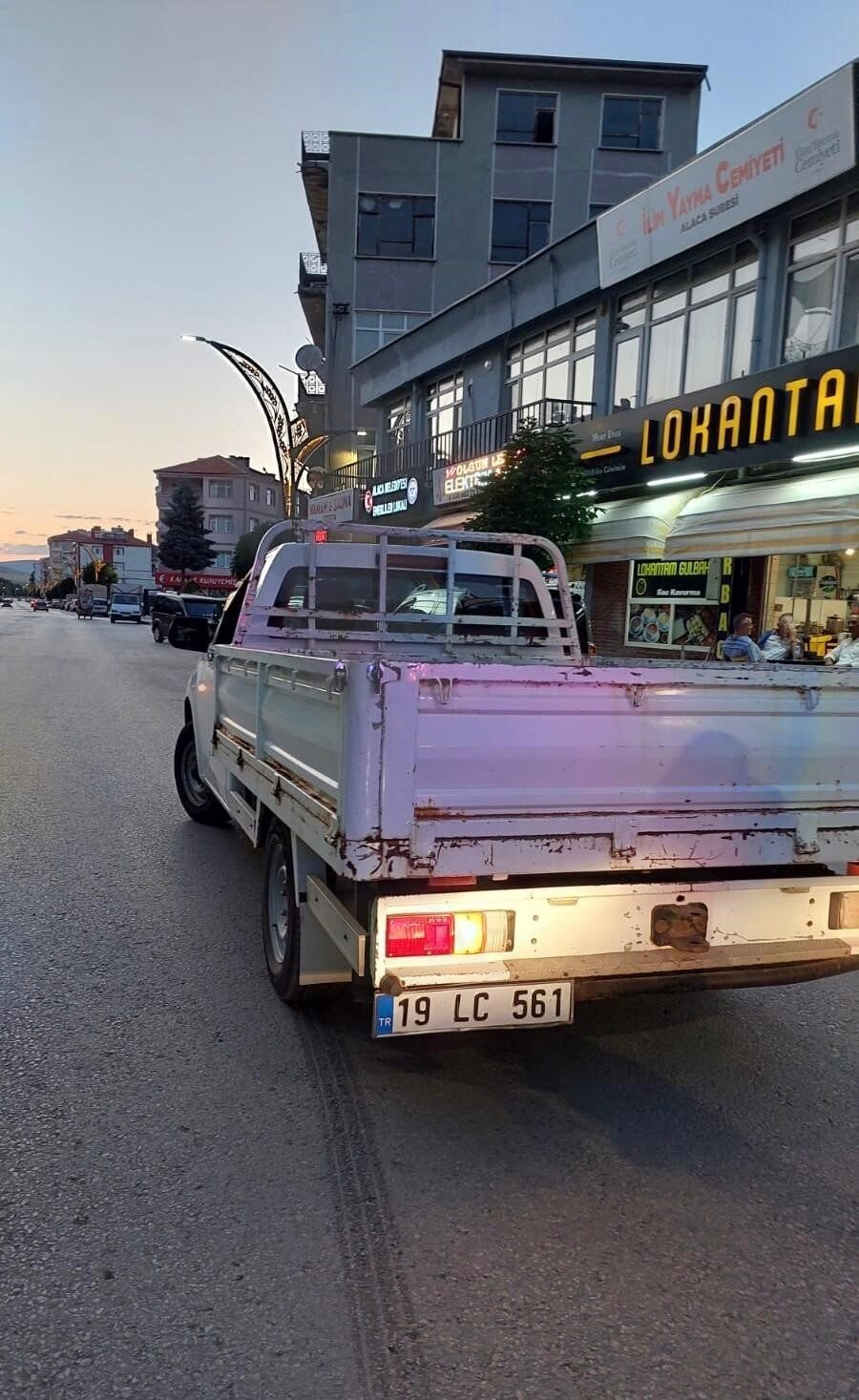 Çorum'un Alaca ilçesinde, S.C. yönetimindeki bir kamyonet, yolun karşısına geçmeye