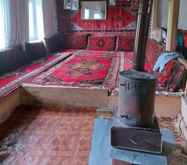 Sivas'ın Divriği ilçesinde, D.K. isimli hırsız, bir evin duvarını delerek
