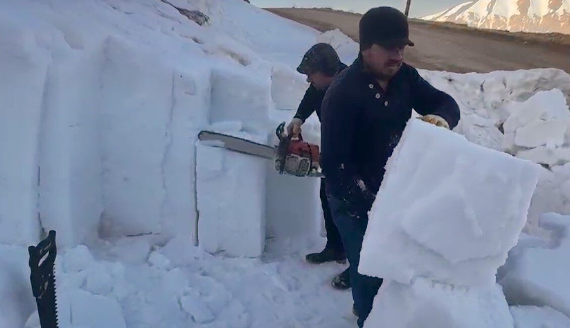 Antalya'nın Gündoğmuş yaylalarından toplanan karlar, yazın serinlemek için pazarlarda karlama