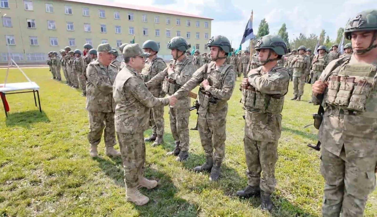 Kara Kuvvetleri Komutanı Orgeneral Selçuk Bayraktaroğlu, Kurban Bayramı'nda Ağrı'daki 12’nci
