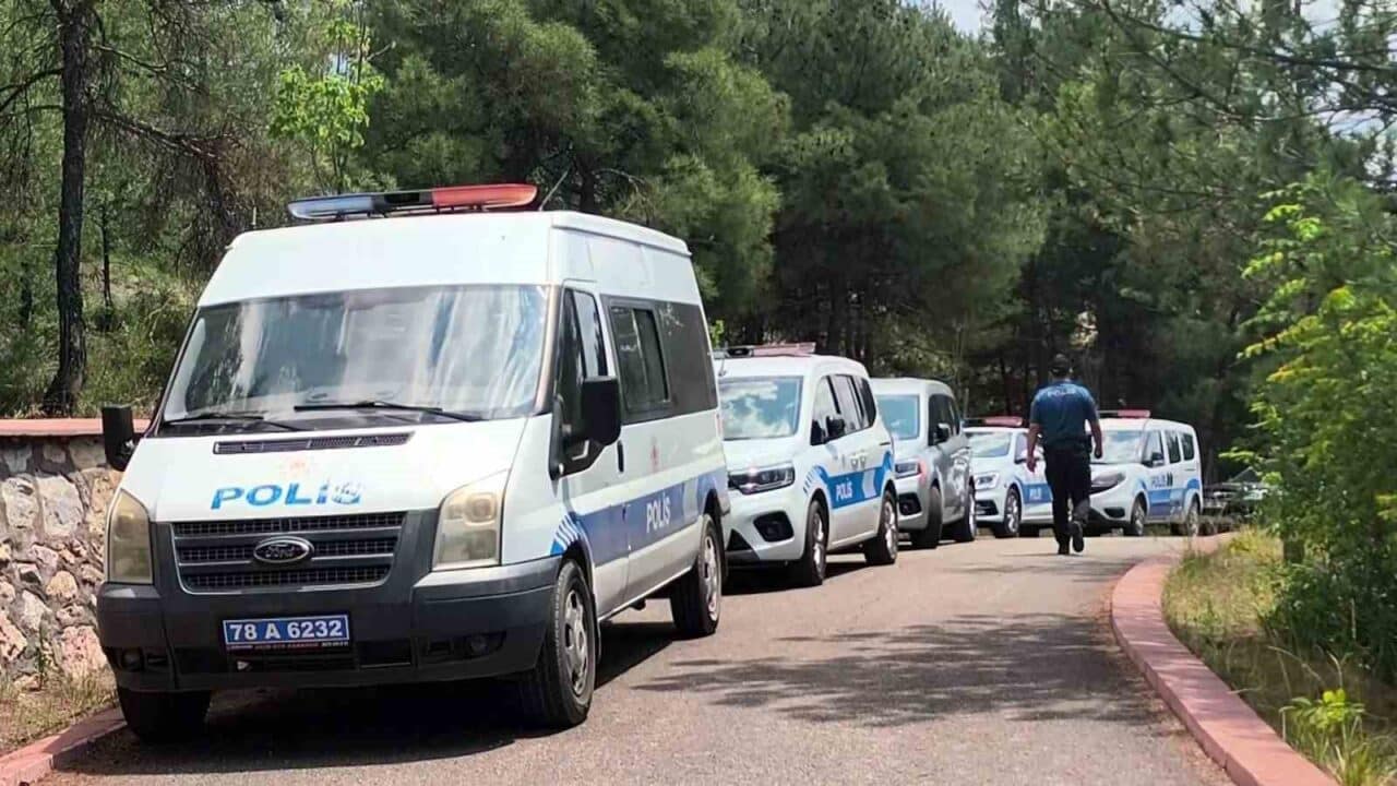 Karabük'te Şirinevler Mahallesi'nde, Kent Ormanı'nda bir ağaca asılı halde 31