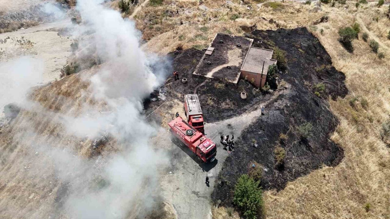 Karabük'ün Öğlebeli Mahallesi'nde çıkan anız yangını, itfaiye ekiplerinin zamanında müdahalesiyle
