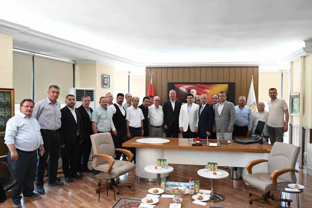 Karacabey Belediye Başkanı Fatih Karabatı, bayramda vatandaşlarla bir araya gelerek,