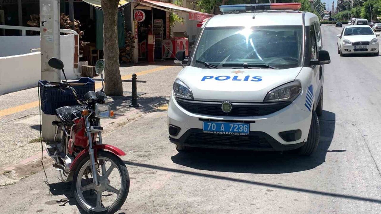 Karaman'da park halindeki motosikleti çalan M.Ç., kaçarken kaza yaparak yaralandı.