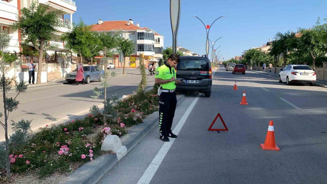 Karaman'da 24 yaşındaki E.Ş.'nin kullandığı hafif ticari araç, direksiyon hakimiyetini