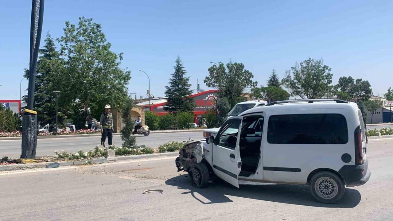 Karaman'da S.D. yönetimindeki hafif ticari araç, direksiyon hakimiyetinin kaybolması sonucu
