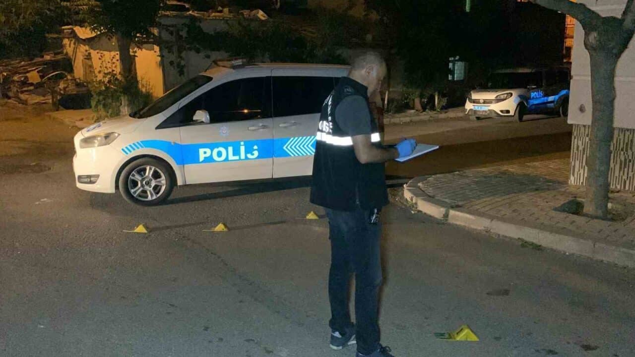 Karaman'da iki kişi, Kırbağı Mahallesi'nde sokak ortasında tabanca ve tüfekle