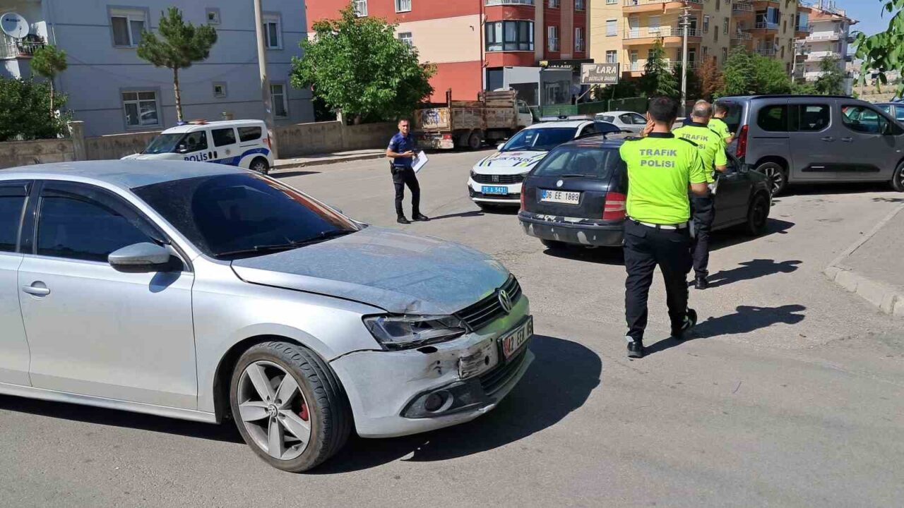 Karaman'da iki aracın çarpıştığı trafik kazasında yolcu F.A. yaralandı. Olay,