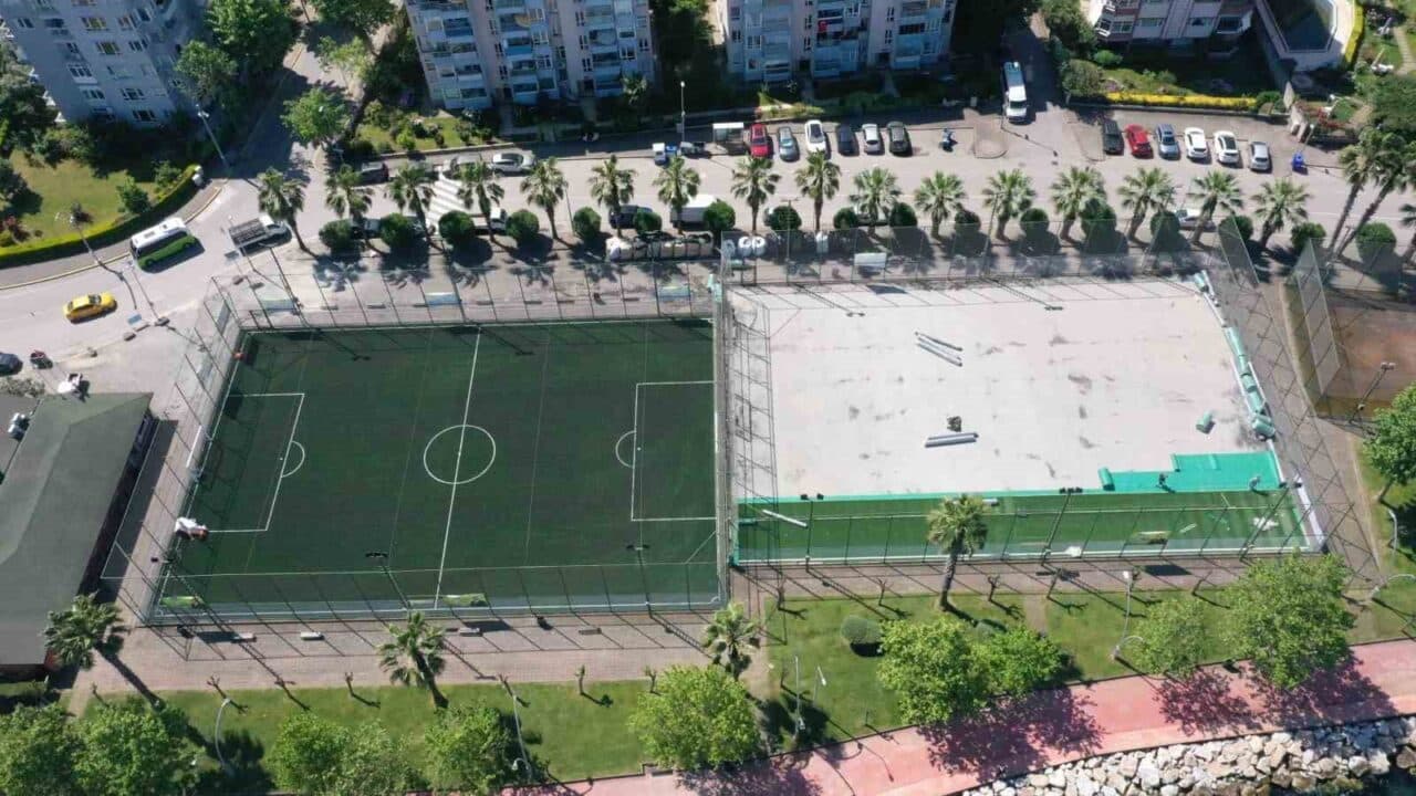 Kocaeli Büyükşehir Belediyesi, Karamürsel'deki halı sahaları yenileyerek gençlerin kullanımına sunmak