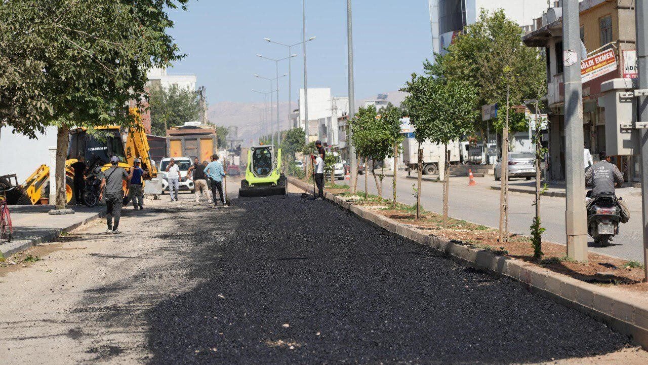 Adıyaman Belediyesi, 6 Şubat depremleri sonrası Karapınar Caddesi'nde asfalt serim