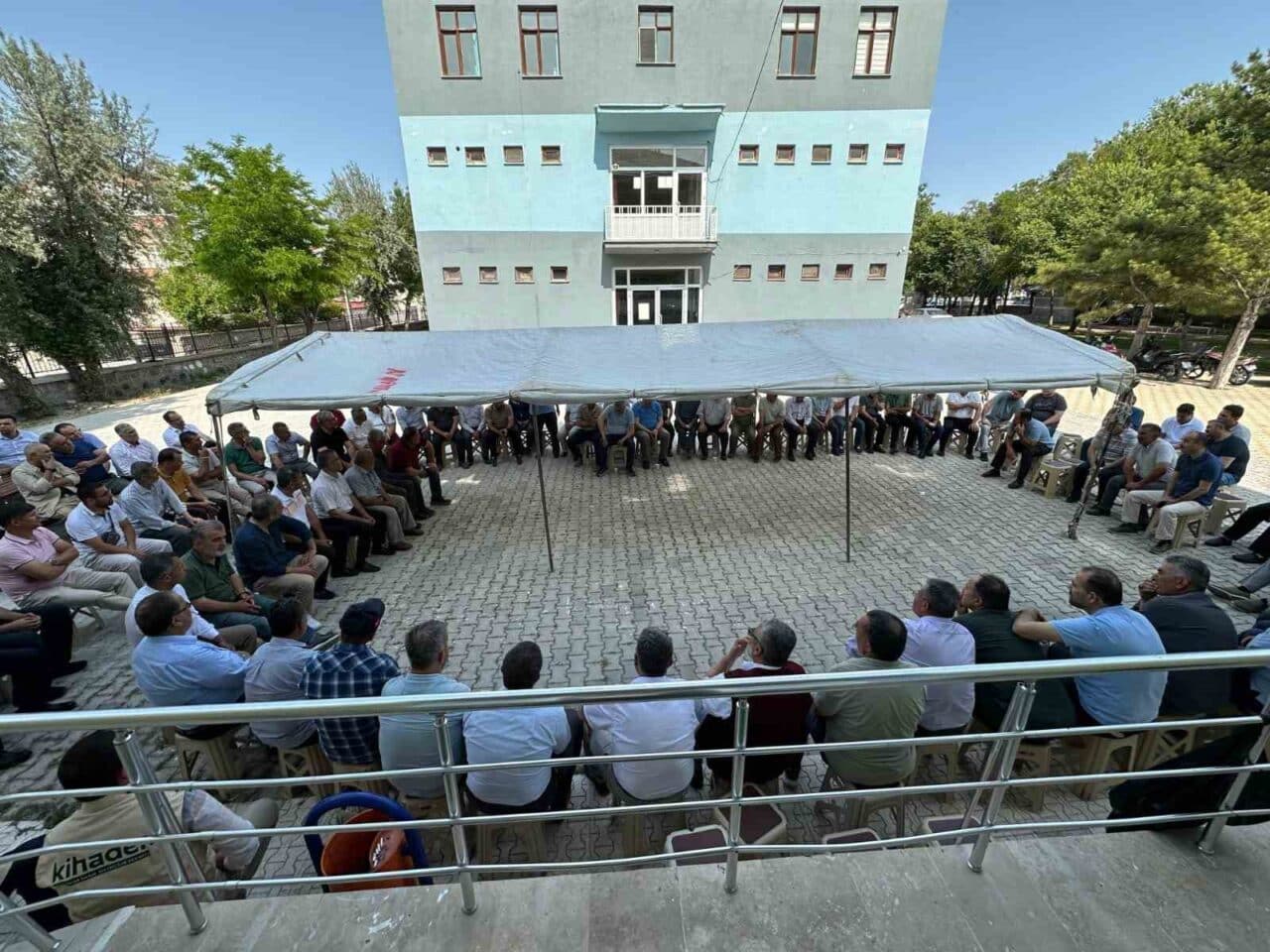 Karapınar'da geleneksel mezunlar buluşması düzenlendi. Yemek ikramı ile başlayan etkinlikte