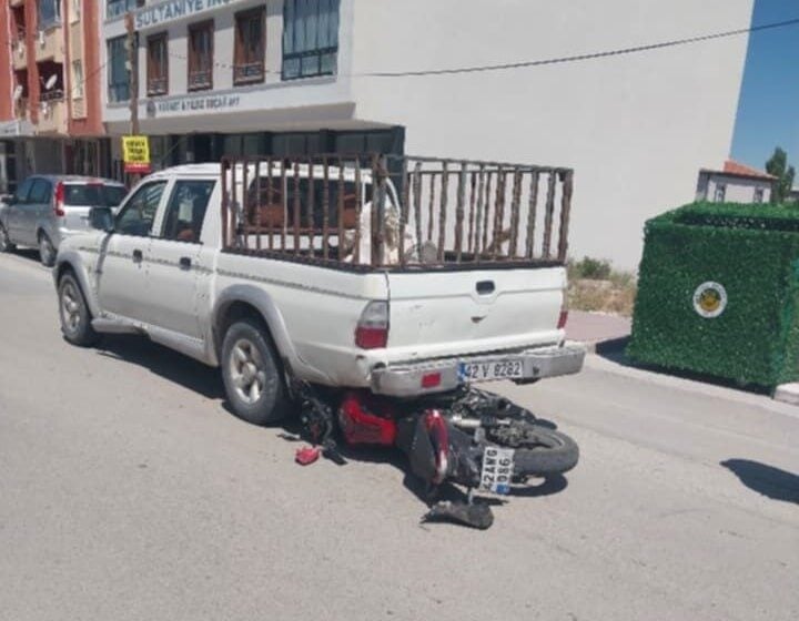 Karapınar ilçesinde bir motosikletin pikapa çarpması sonucu M.D. yaralandı. Kaza,