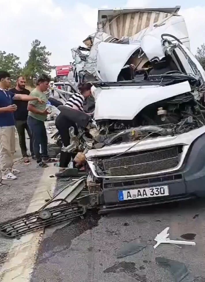 Mersin’in Tarsus ilçesinde M.A.A. kontrolündeki karavan minibüs, H.Ü. yönetimindeki kamyonete