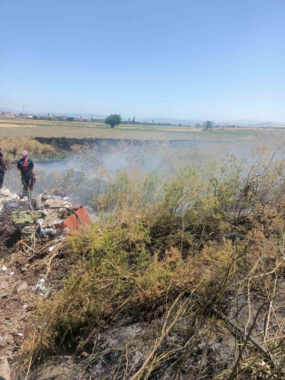 Balıkesir'in Karesi ilçesinde, Üçpınar mahallesinde anız yangını meydana geldi. Rüzgarın