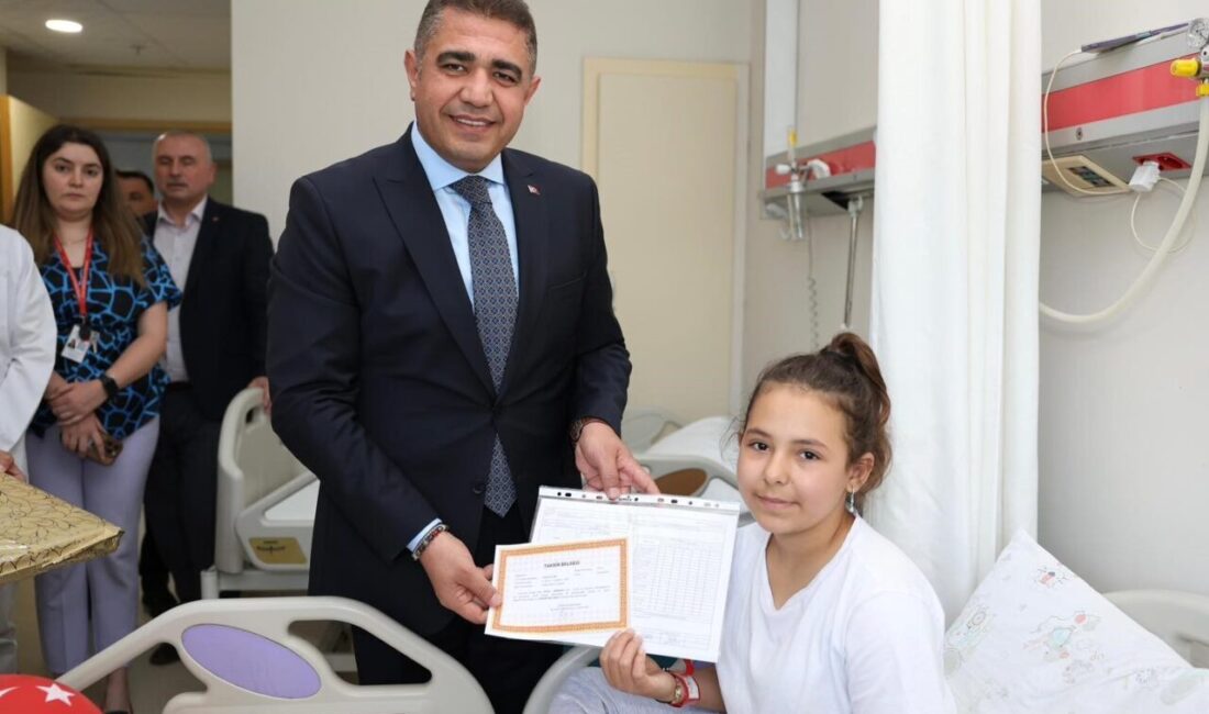 Düzce Valisi Selçuk Aslan, Atatürk Devlet Hastanesi'nde tedavi gören öğrencilere