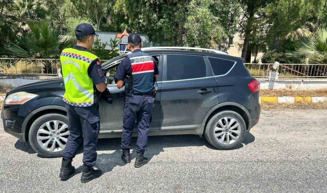 Aydın'ın Karpuzlu ilçesinde jandarma, güvenliği artırmak amacıyla Tekeler Mahallesi'nde 'sıcak