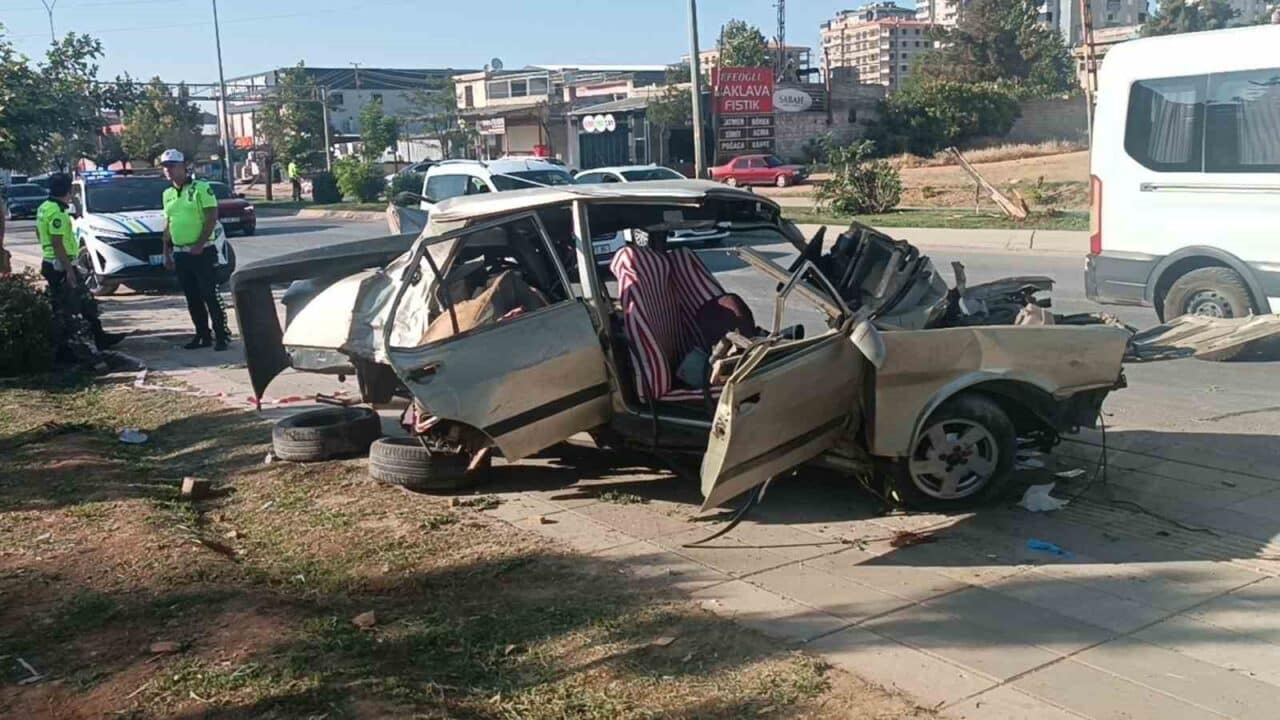 Gaziantep'te karşı şeride geçen bir otomobil, işçi servislerine çarptı. Feci