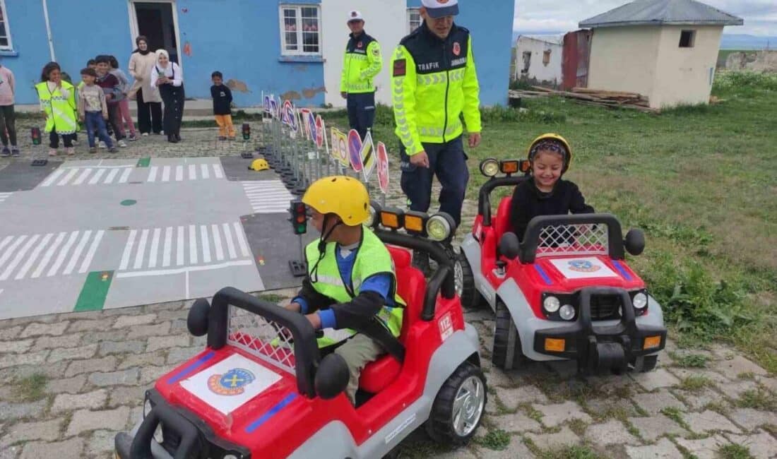 Kars'ta jandarma, Yamaçlı ve Güdeli köylerindeki ilkokul öğrencilerine trafik kuralları
