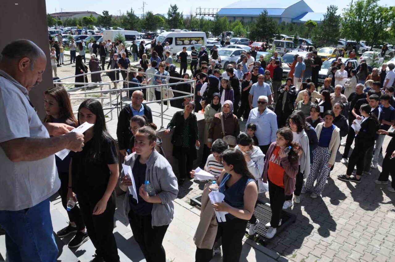Kars'ta YKS'nin ilk oturumu olan Temel Yeterlilik Testi başladı. 9,213