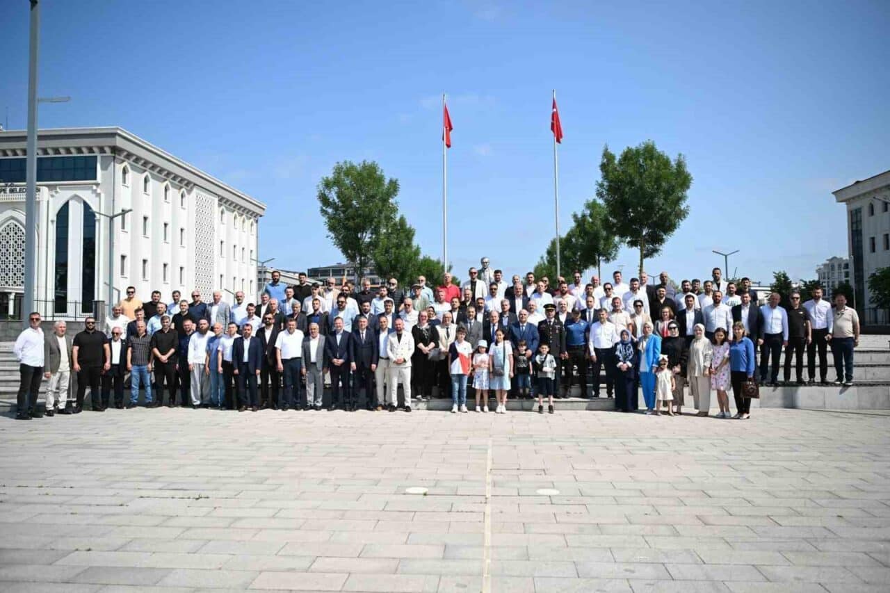 Kartepe Kent Meydanı'nda gerçekleşen geleneksel bayramlaşma programına Kartepe Kaymakamı Hasan