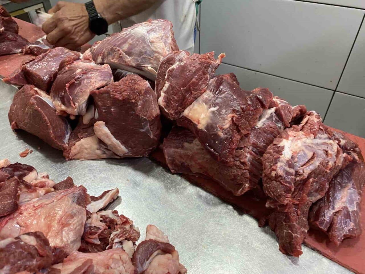 Eskişehir'de kasap Kadir Şen, kurban etlerinin dinlendirilmeden dolaba konulmaması ve
