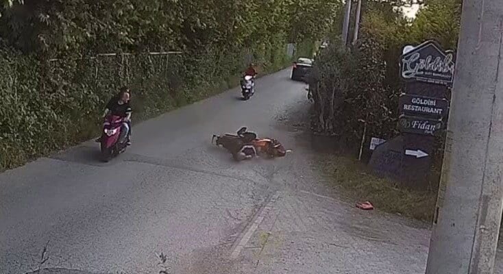 Sakarya'nın Sapanca ilçesinde C.K. (30), kasksız motosiklet kullanırken devrilerek ağır