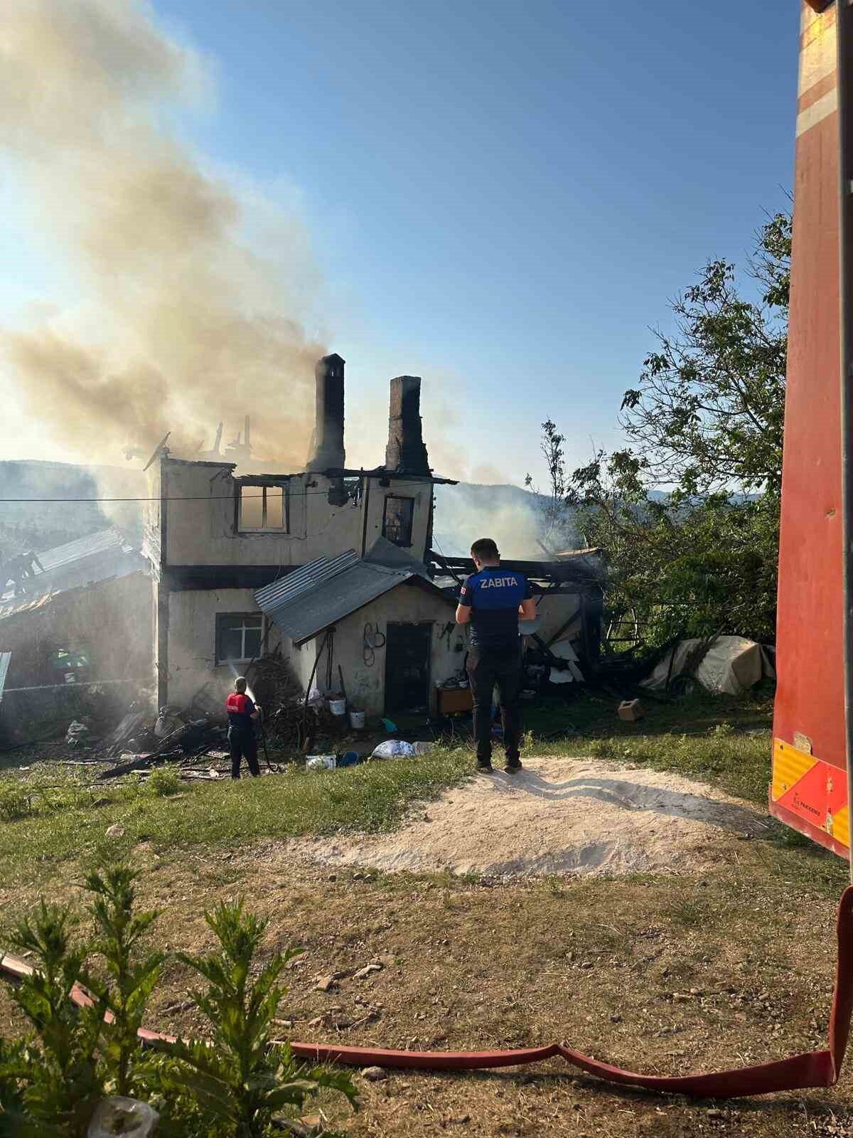 Kastamonu'nun Azdavay ilçesinde Ahmet Ö.'ye ait iki katlı ahşap evde